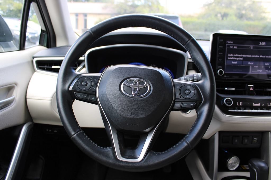 Used 2022 Toyota Corolla Cross XLE w/ Convenience Package AWD/4WD image 17