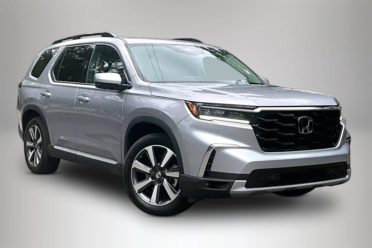 Used 2025 Honda Pilot Touring image 2