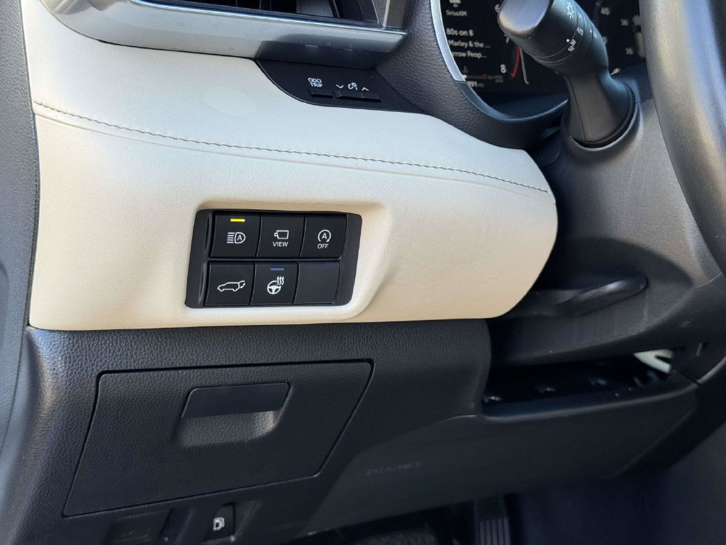 Used 2023 Toyota Highlander Limited FWD image 9