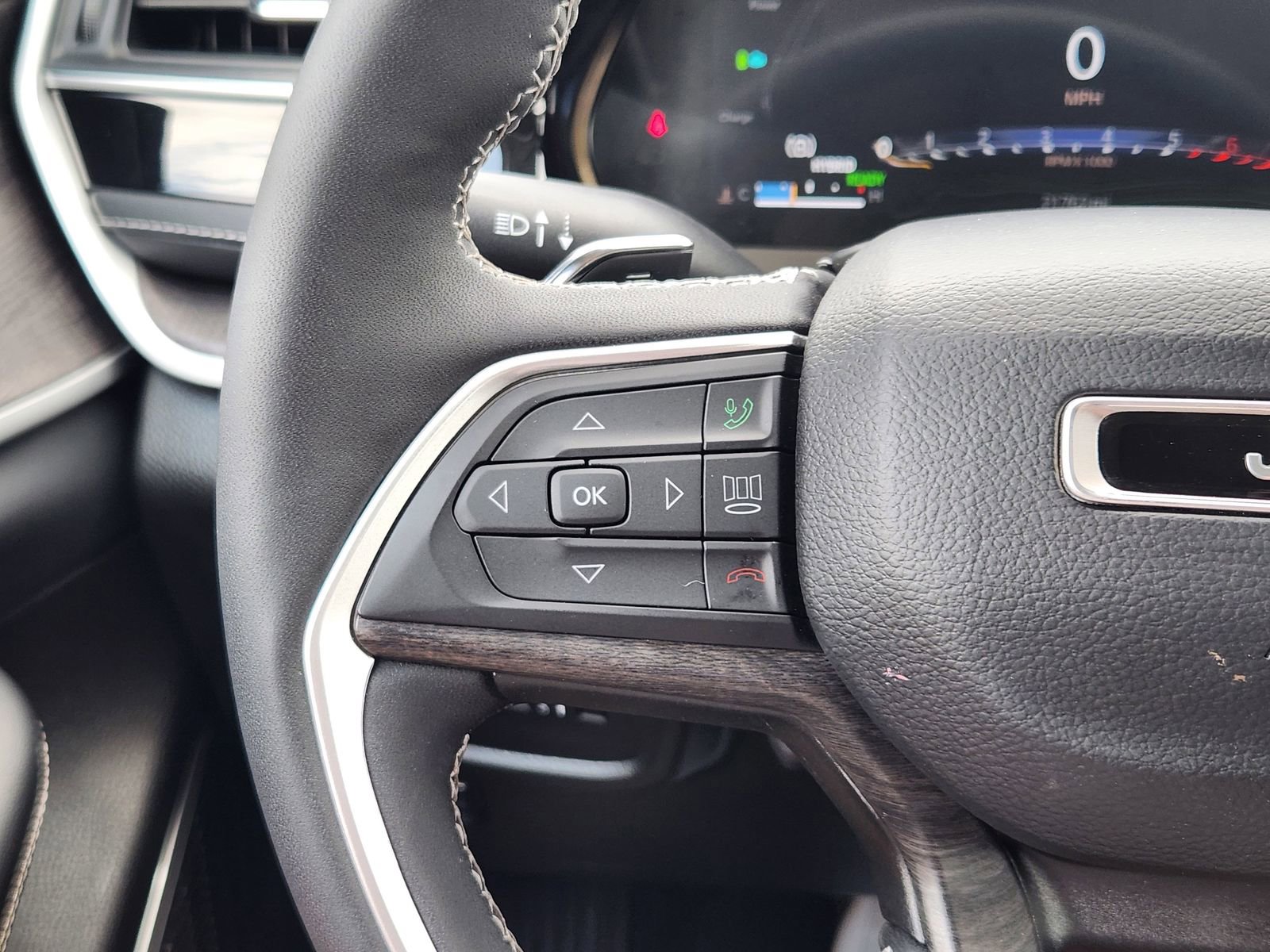 Used 2023 Jeep Grand Cherokee 4WD 4xe w/ Luxury Tech Group II image 32