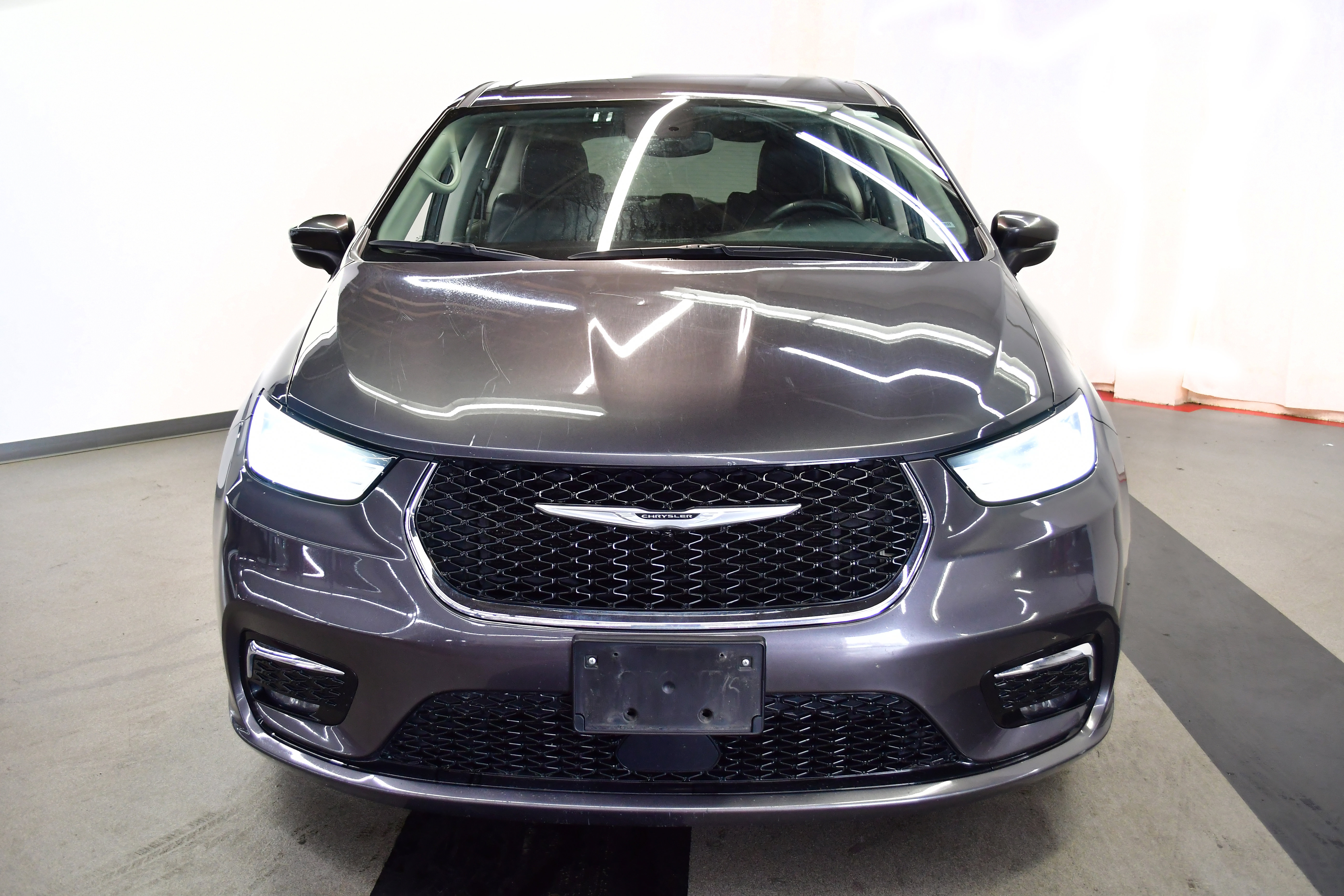 Used 2023 Chrysler Pacifica Touring-L FWD image 3