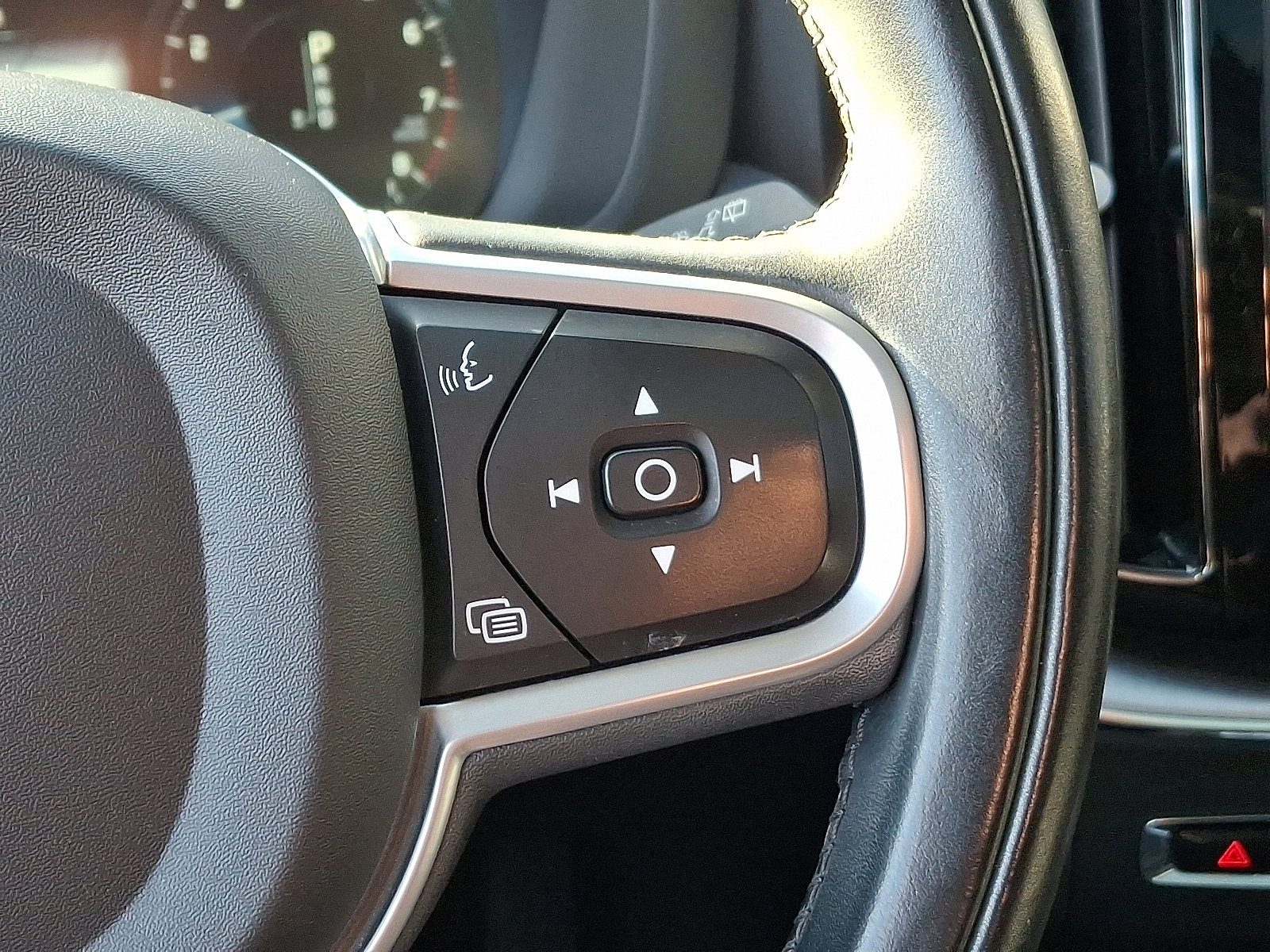 Used 2021 Volvo XC60 T5 Momentum w/ Premium Package image 24