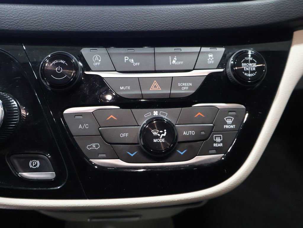 Certified 2024 Chrysler Pacifica Touring-L image 33