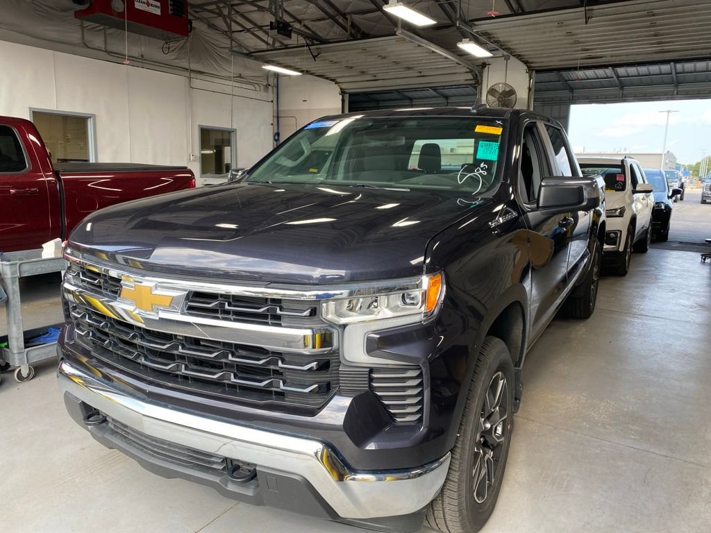 Used 2023 Chevrolet Silverado 1500 LT AWD/4WD image 2