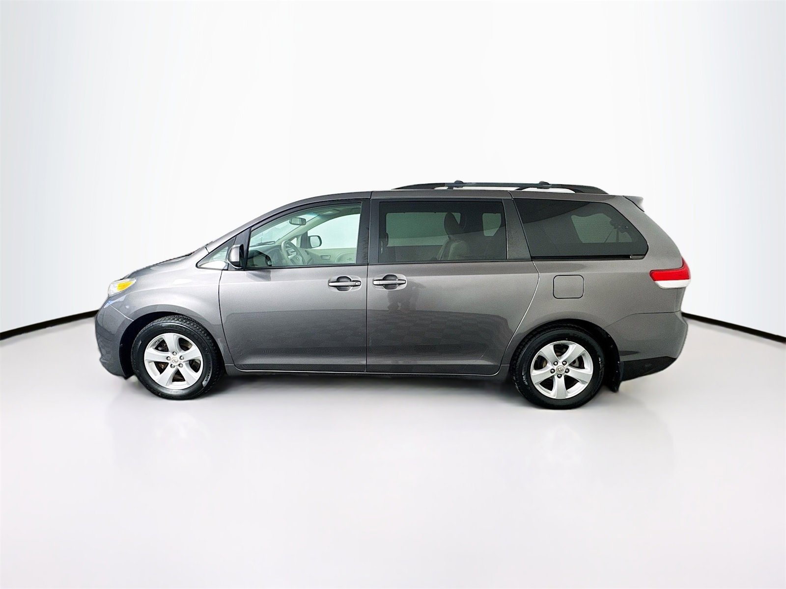 Used 2011 Toyota Sienna LE image 4