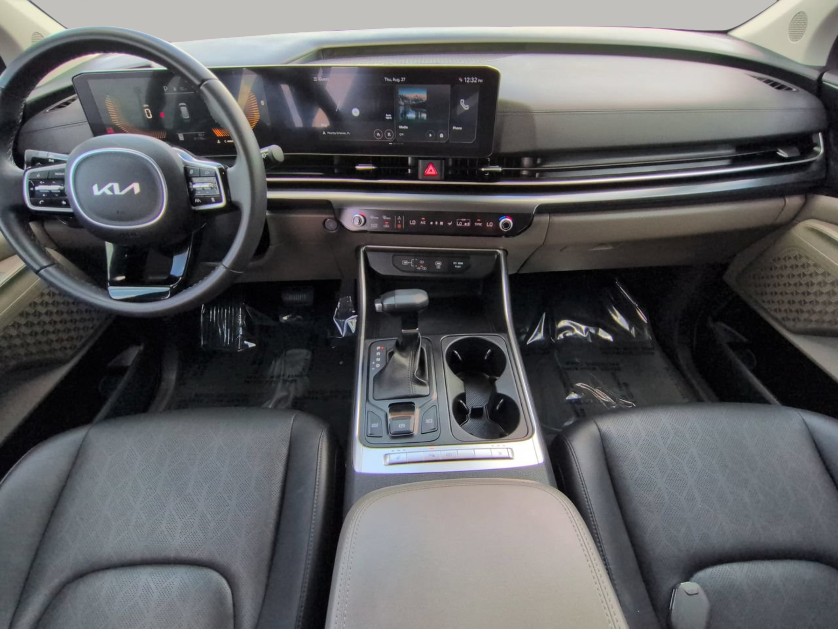 Used 2025 Kia Carnival FWD image 4
