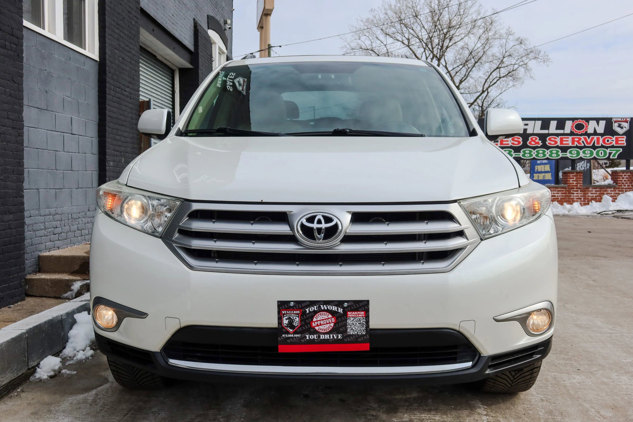 Used 2012 Toyota Highlander Limited w/ Tow Pkg image 2