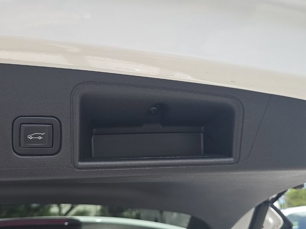 Used 2023 GMC Terrain SLT image 32