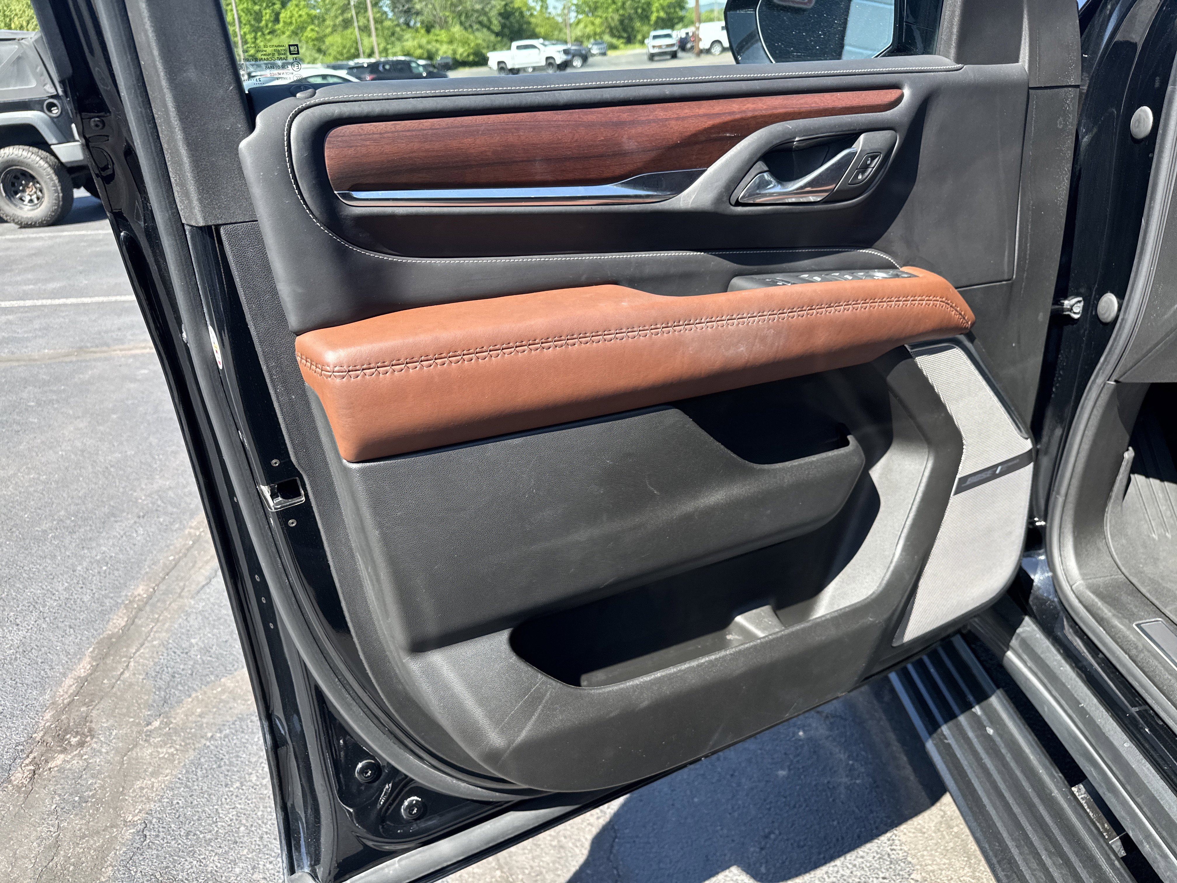 Used 2023 GMC Yukon Denali Ultimate AWD/4WD image 13