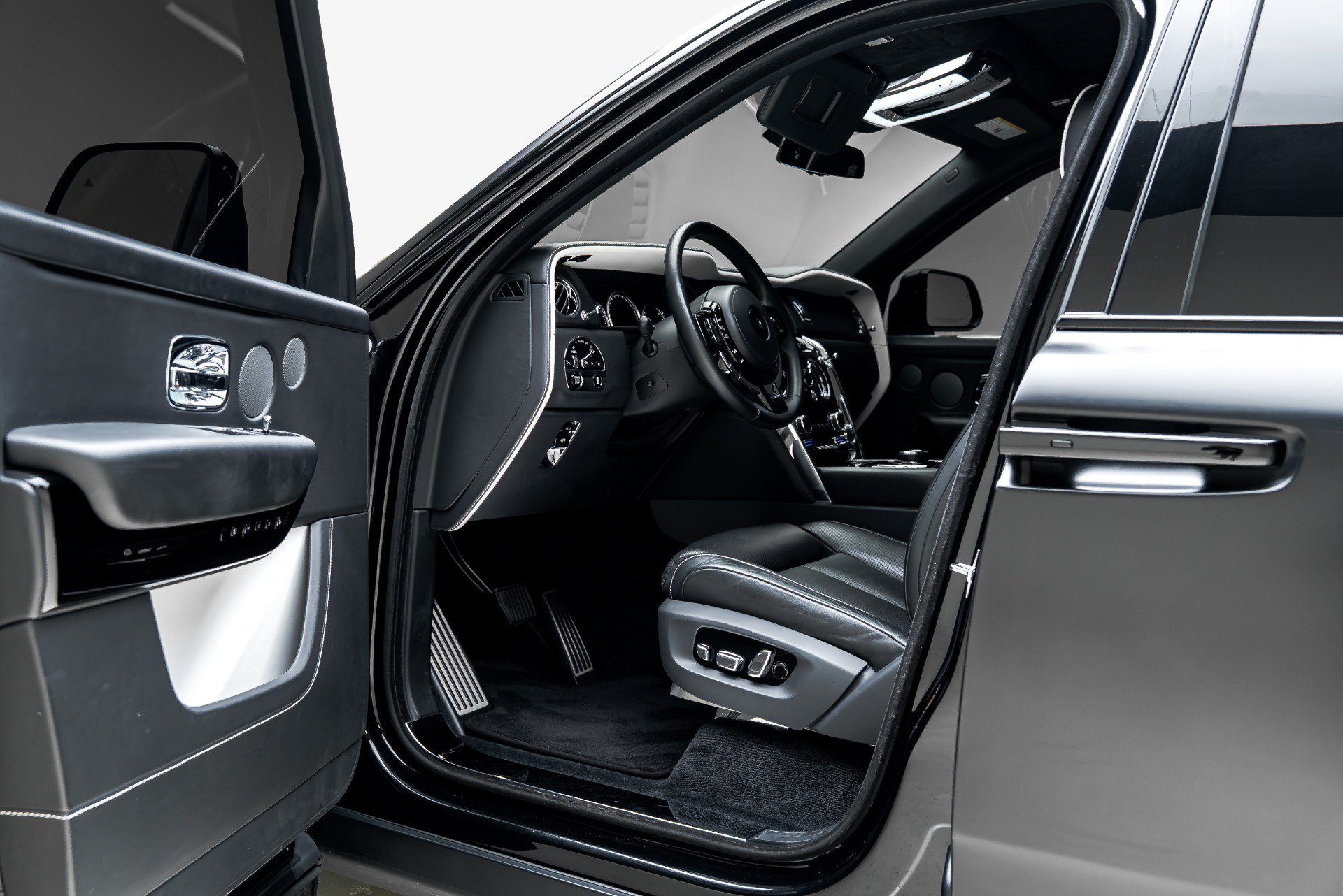 Used 2020 Rolls-Royce Cullinan AWD/4WD image 3