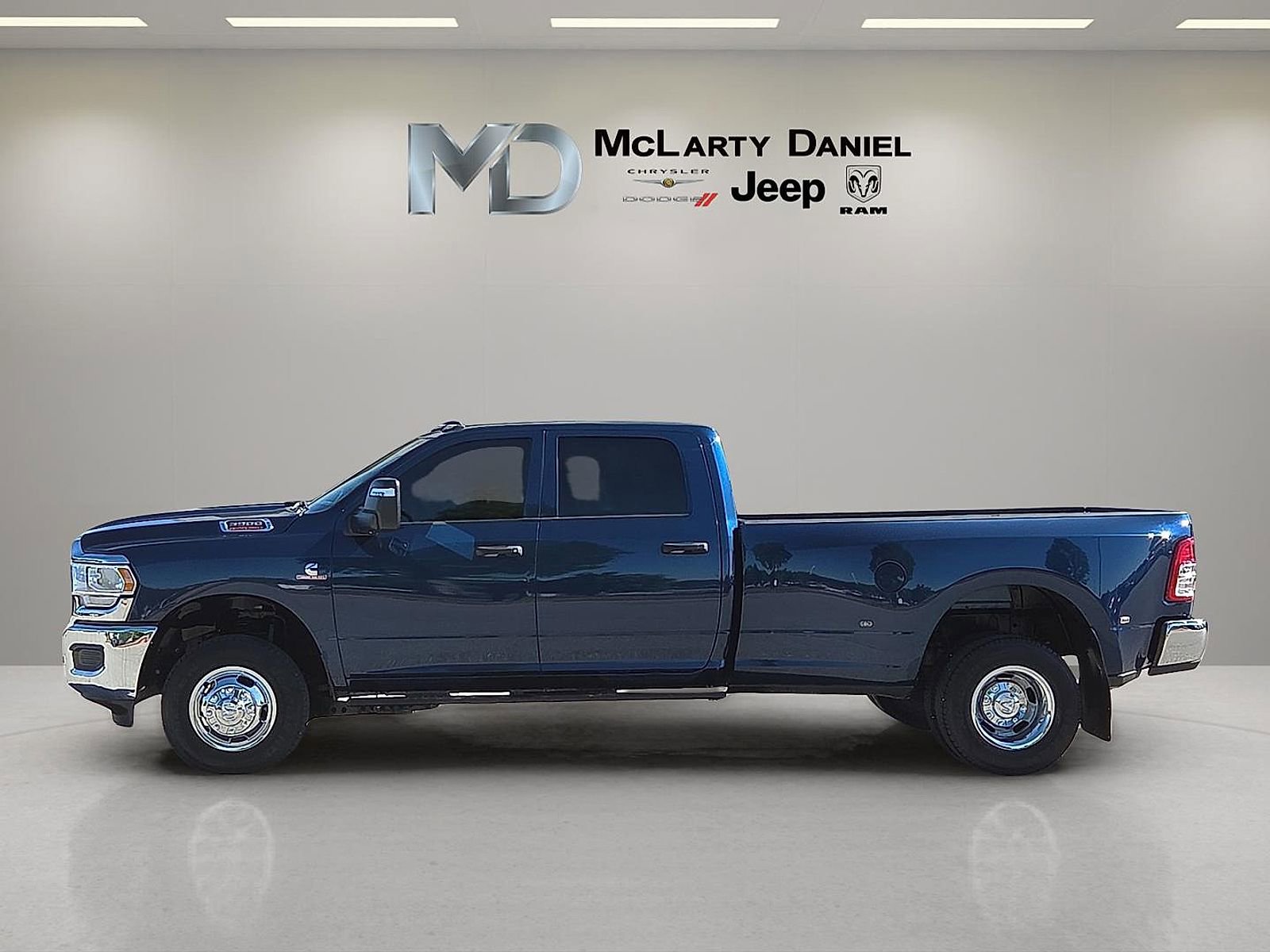 Used 2024 RAM 3500 Tradesman w/ Chrome Appearance Group AWD/4WD image 3