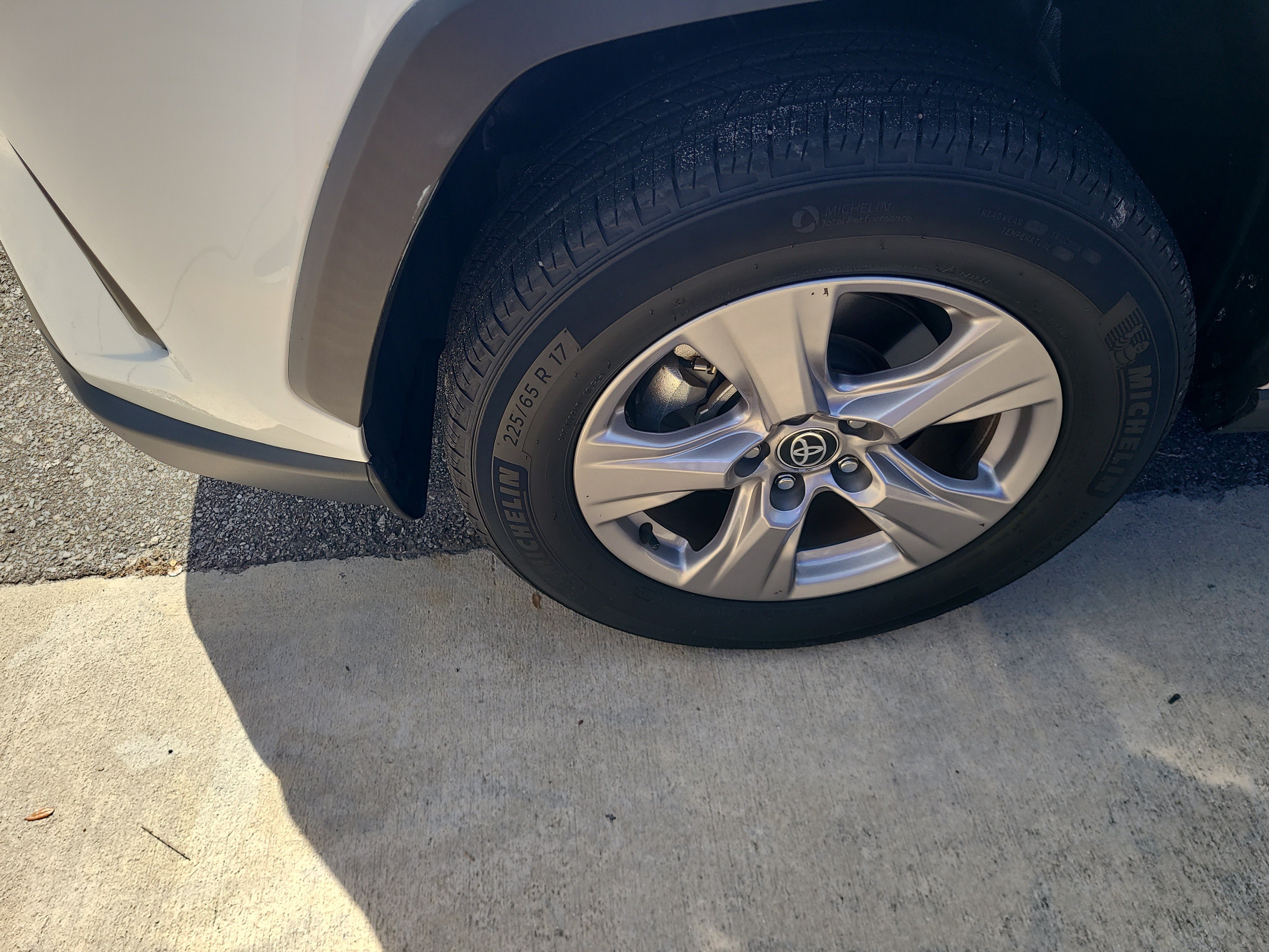 Used 2025 Toyota RAV4 XLE w/ Convenience Package FWD image 9