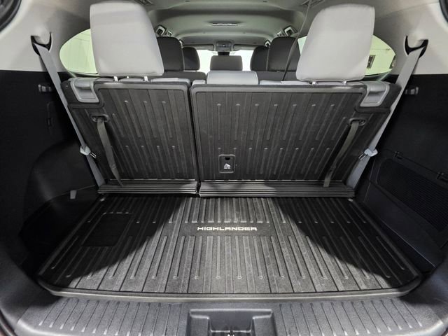 Used 2023 Toyota Highlander L FWD image 21