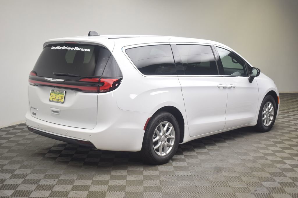 New 2025 Chrysler Pacifica Select image 5