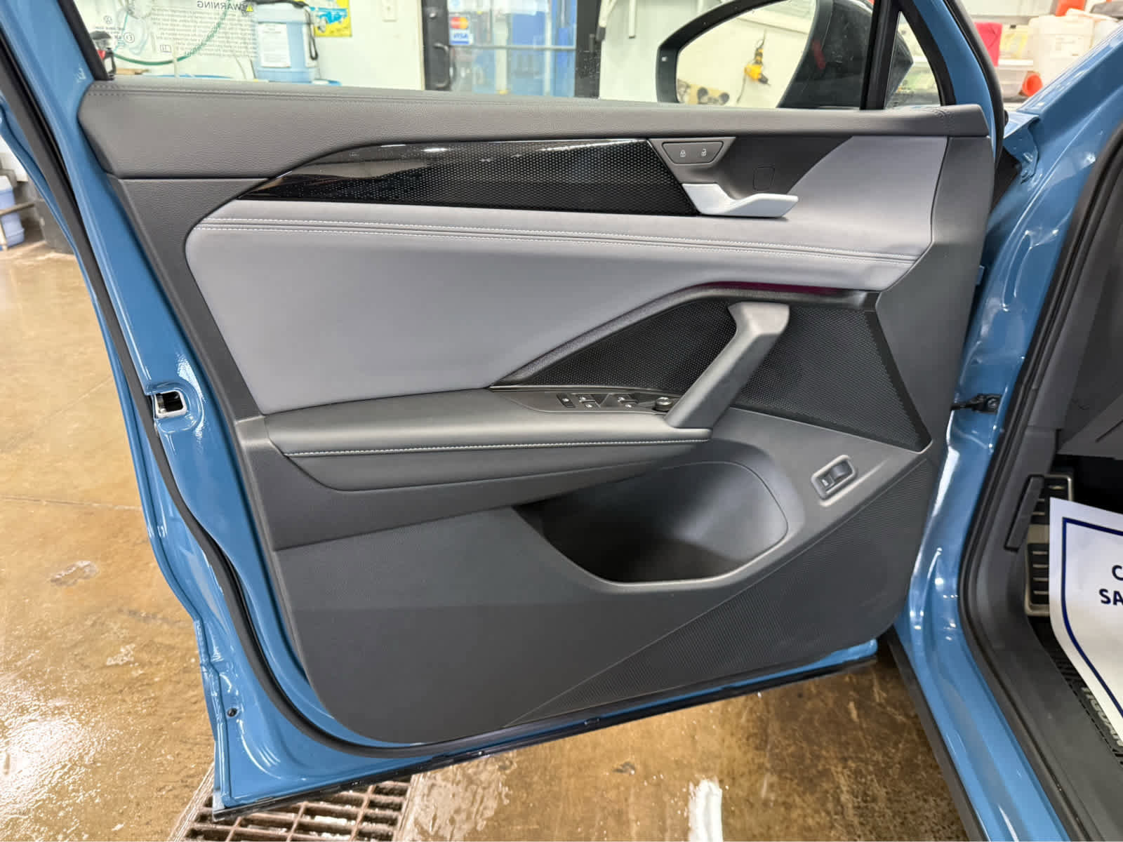 Used 2025 Volkswagen Tiguan SE R-Line AWD/4WD image 17