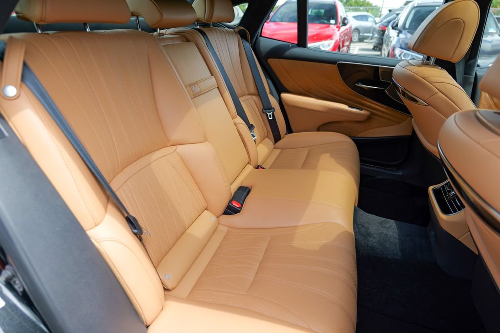 Used 2024 Lexus LS 500 AWD w/ Interior Upgrade Package image 32