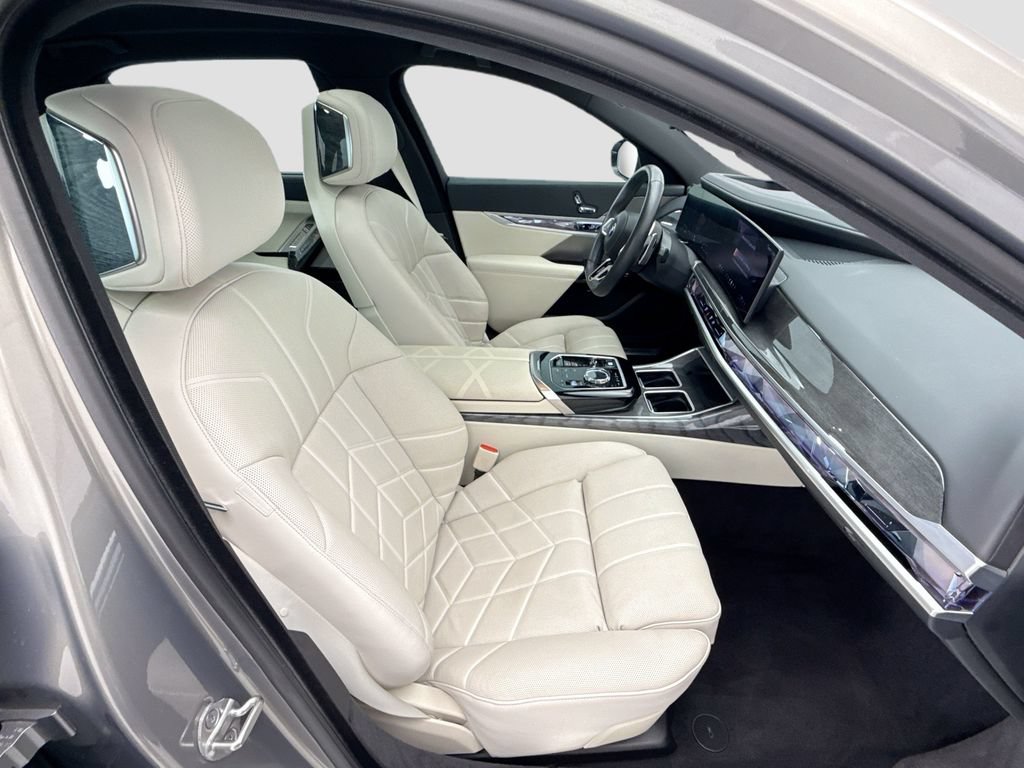 Used 2023 BMW 760i xDrive AWD/4WD image 19