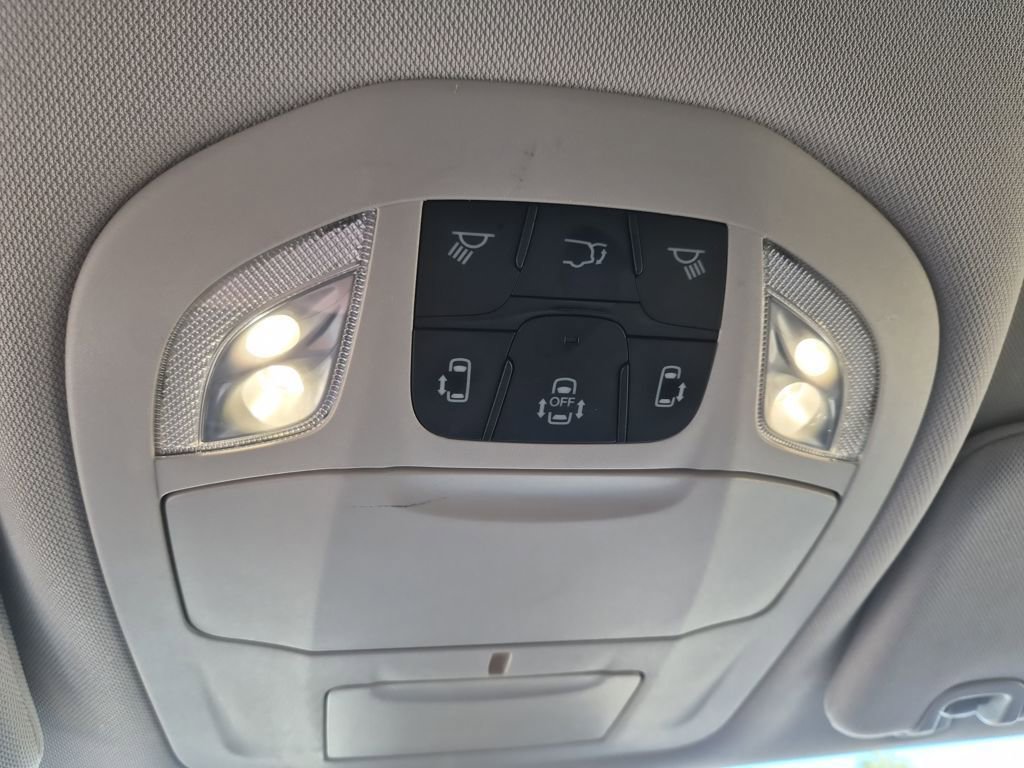 Used 2024 Chrysler Pacifica Select image 18