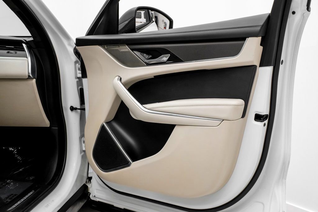 Used 2023 Jaguar F-PACE SVR image 34