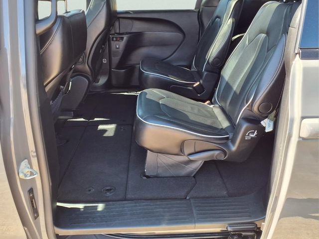 Used 2025 Chrysler Pacifica Limited FWD image 24