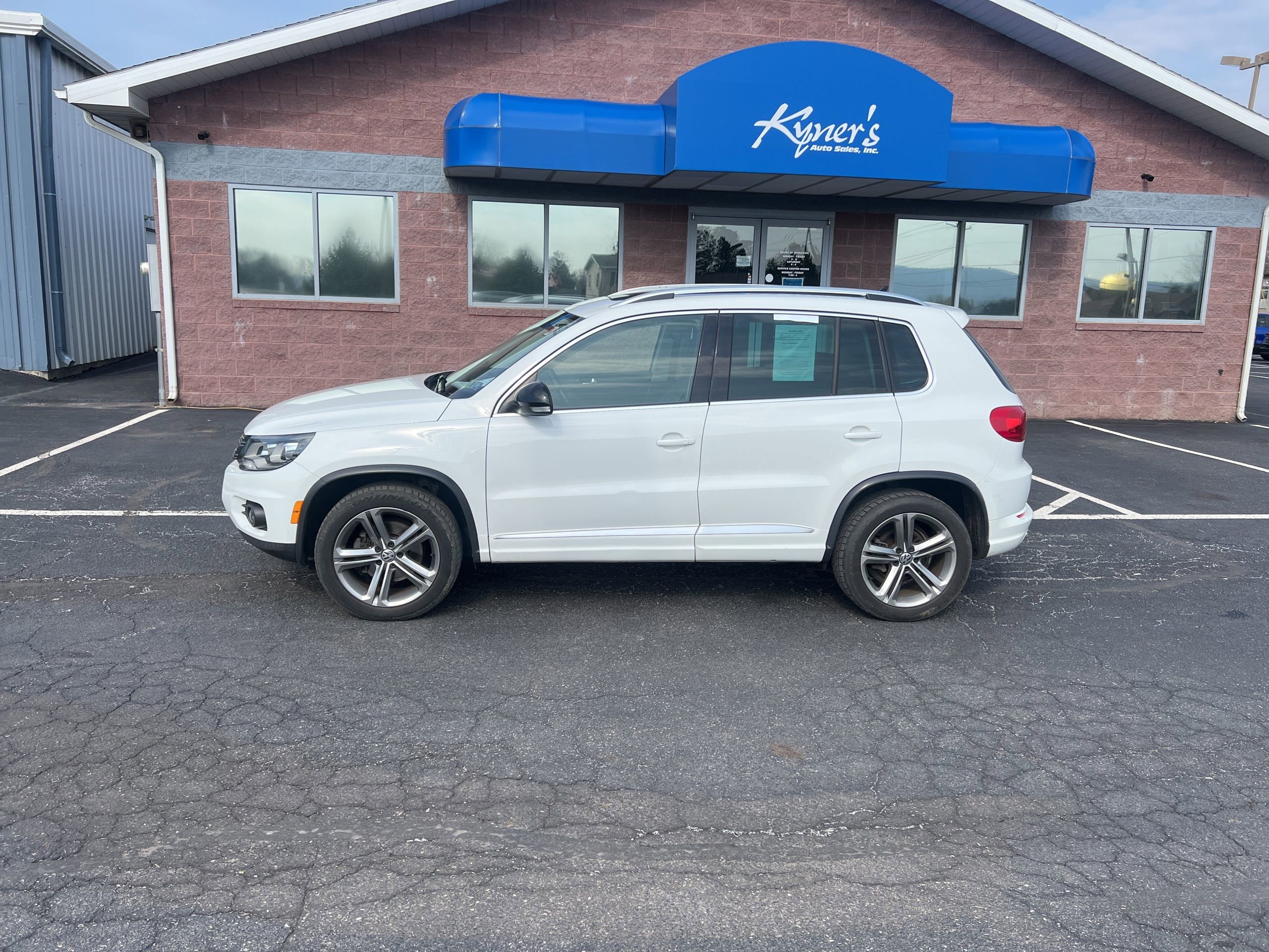 Used 2017 Volkswagen Tiguan Sport image 3