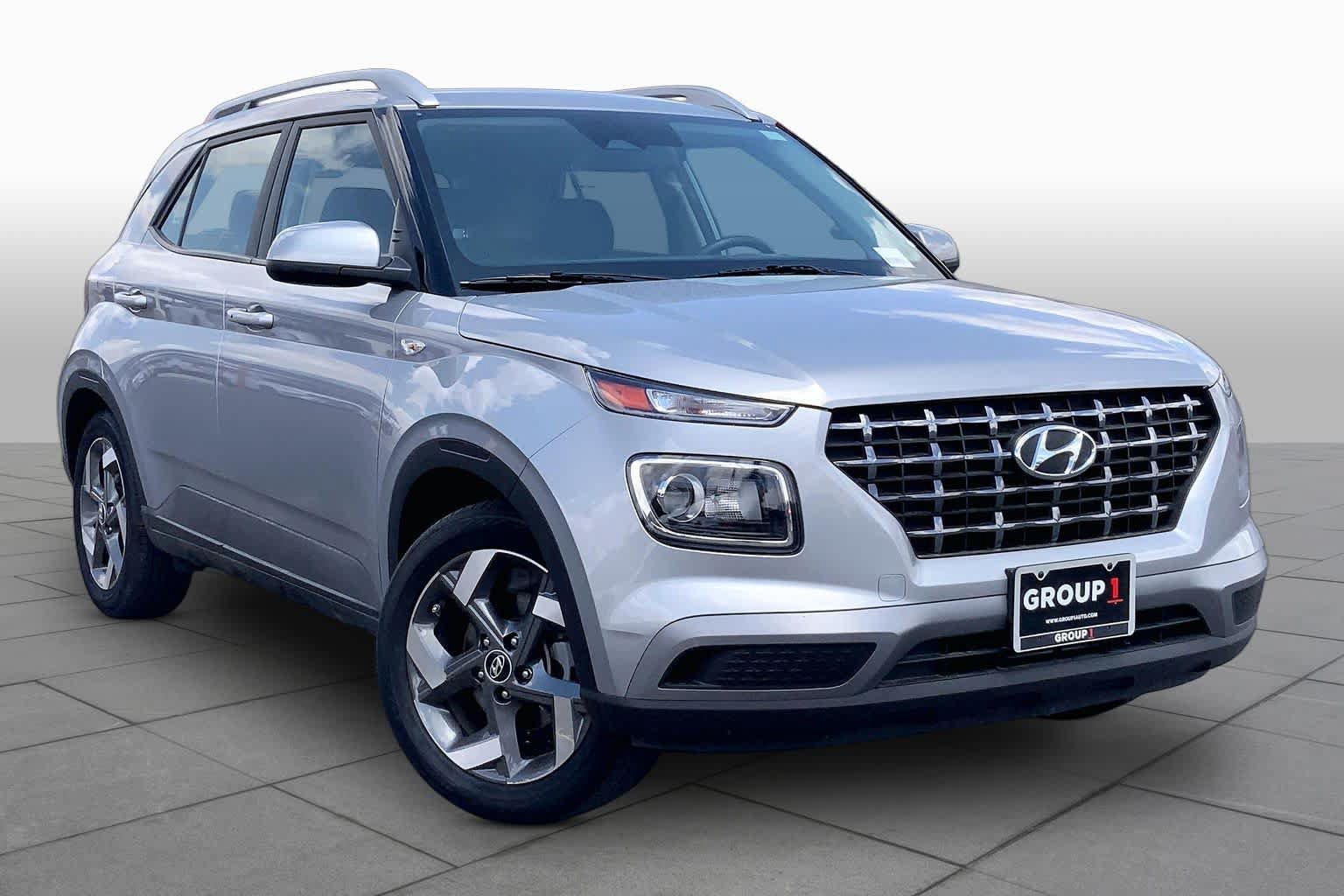 Used 2025 Hyundai Venue SEL FWD image 3