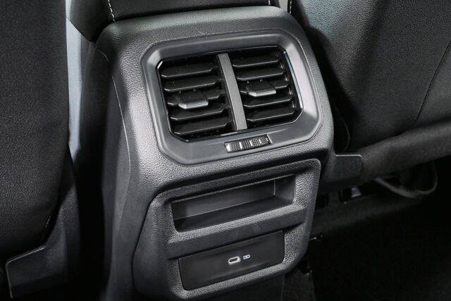 Used 2025 Volkswagen Taos SE w/ Panoramic Sunroof Package FWD image 19