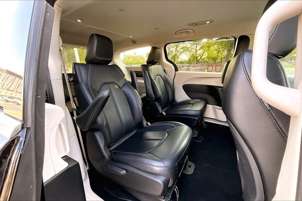 Used 2024 Chrysler Pacifica Limited FWD image 25