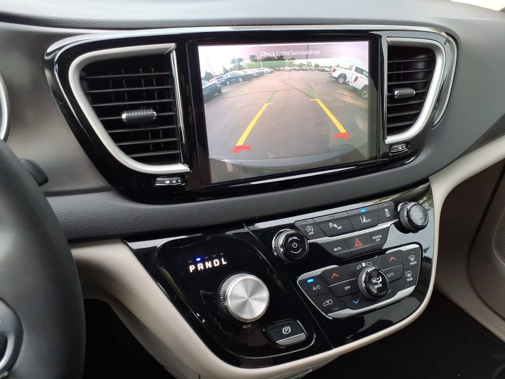 Used 2024 Chrysler Pacifica Touring-L FWD image 25