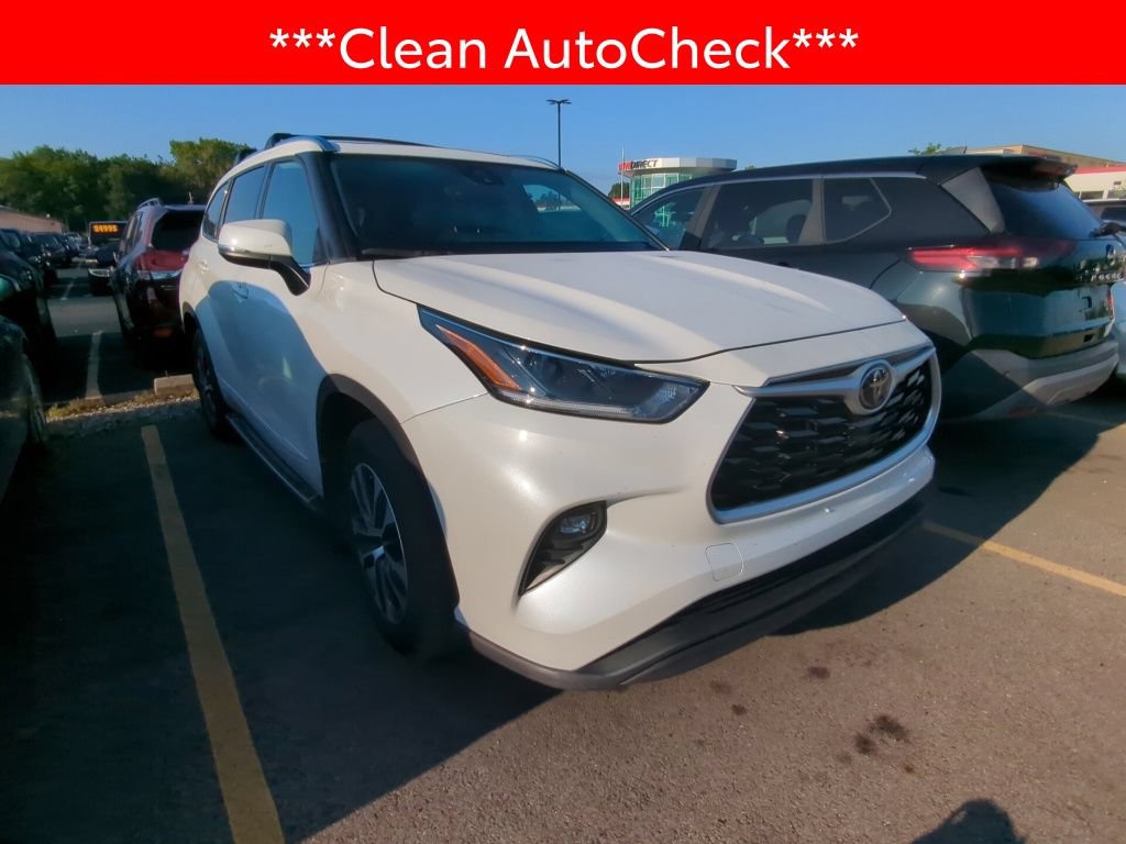 Used 2021 Toyota Highlander XLE AWD/4WD image 3