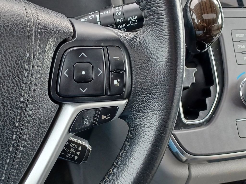 Used 2018 Toyota Sienna XLE FWD image 17
