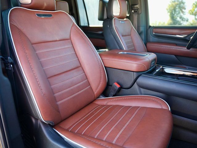 Used 2023 GMC Yukon XL Denali Ultimate image 9