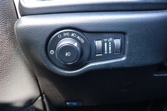 Used 2025 Chrysler Pacifica Select image 26