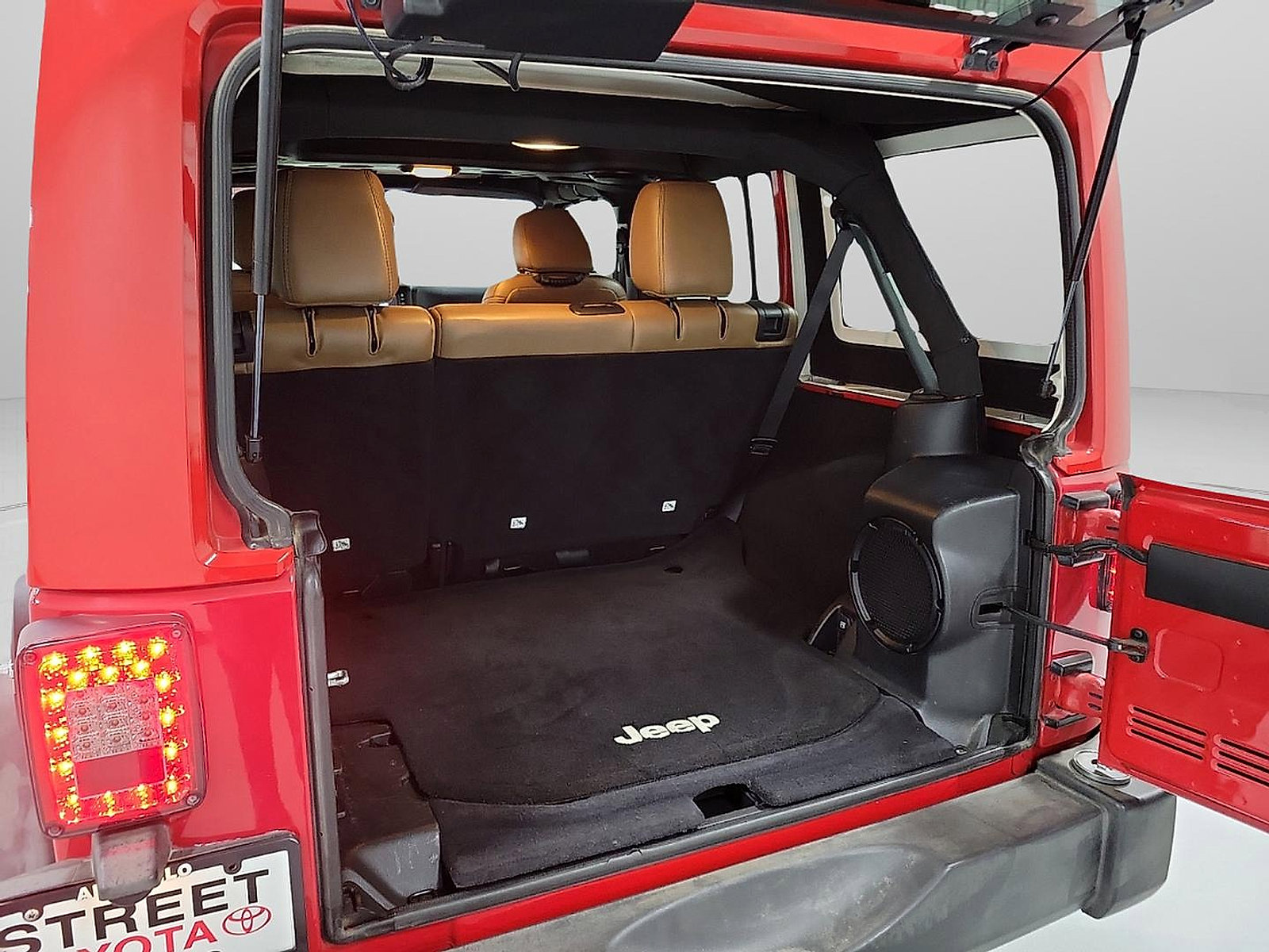 Used 2014 Jeep Wrangler Unlimited Rubicon w/ Connectivity Group image 7