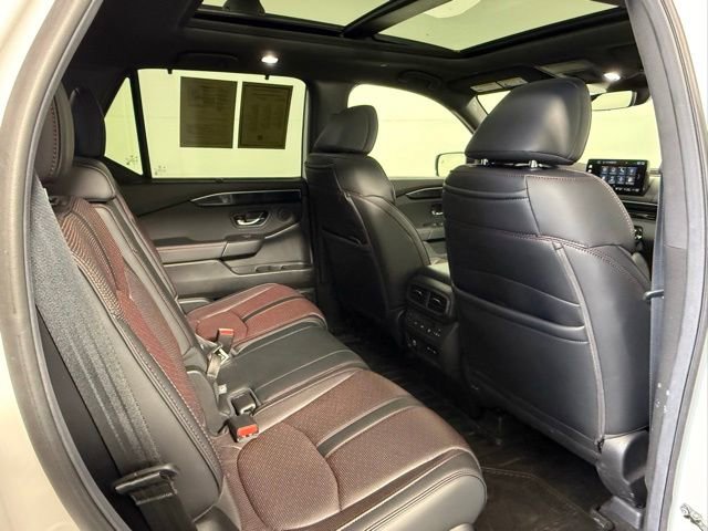 Used 2025 Honda Pilot Black Edition image 44