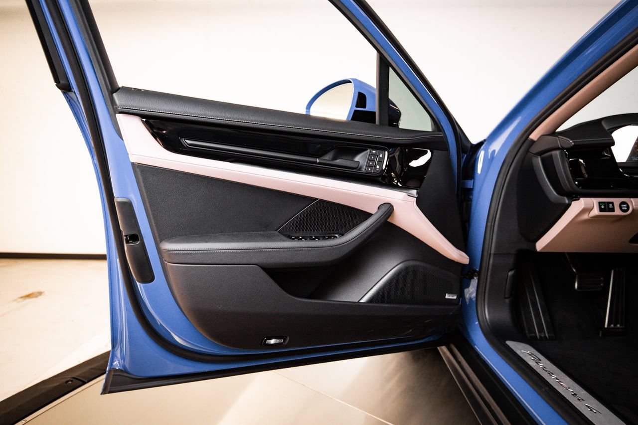 Certified 2026 Porsche Panamera 4 E-Hybrid AWD/4WD image 23