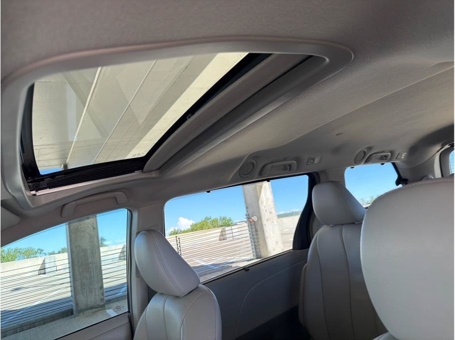 Used 2014 Toyota Sienna XLE FWD image 31