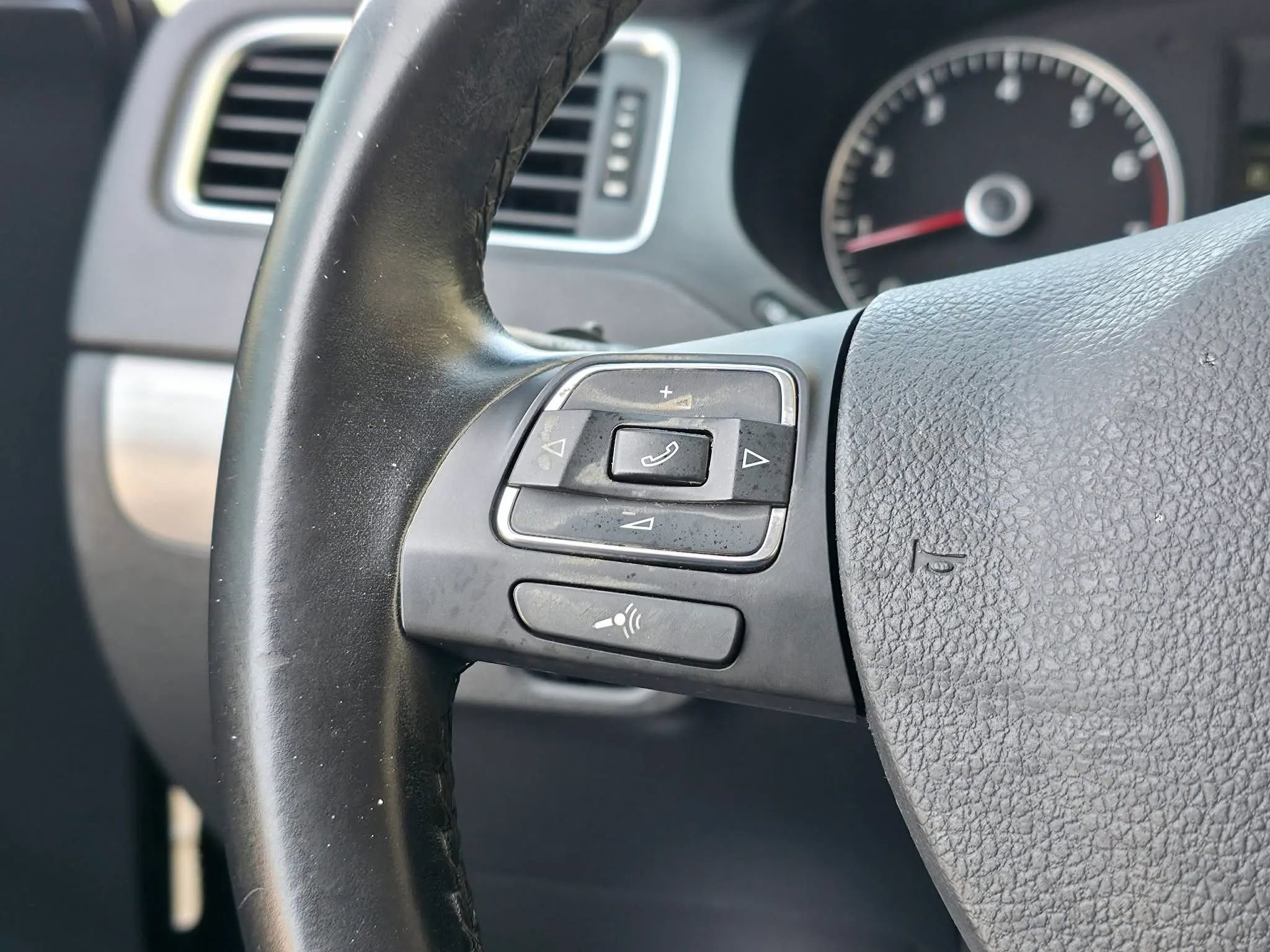 Used 2013 Volkswagen Jetta SEL FWD image 18