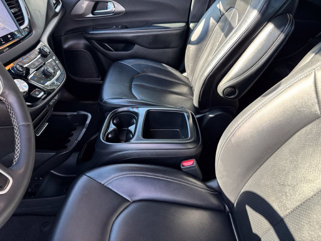 Used 2025 Chrysler Pacifica Select FWD image 19