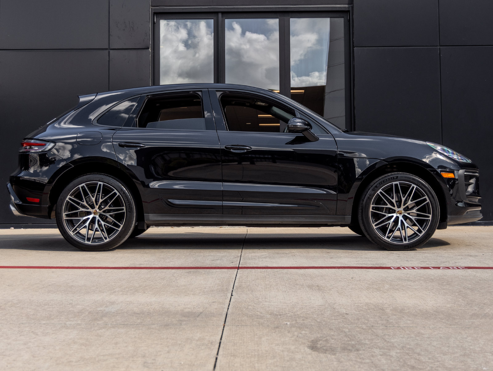 Used 2024 Porsche Macan AWD/4WD image 12