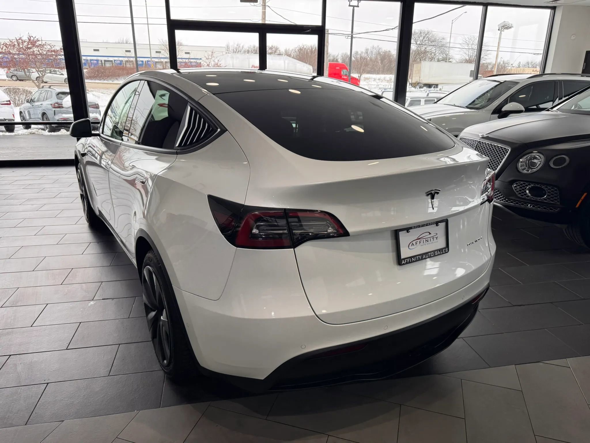 Used 2022 Tesla Model Y Long Range image 3