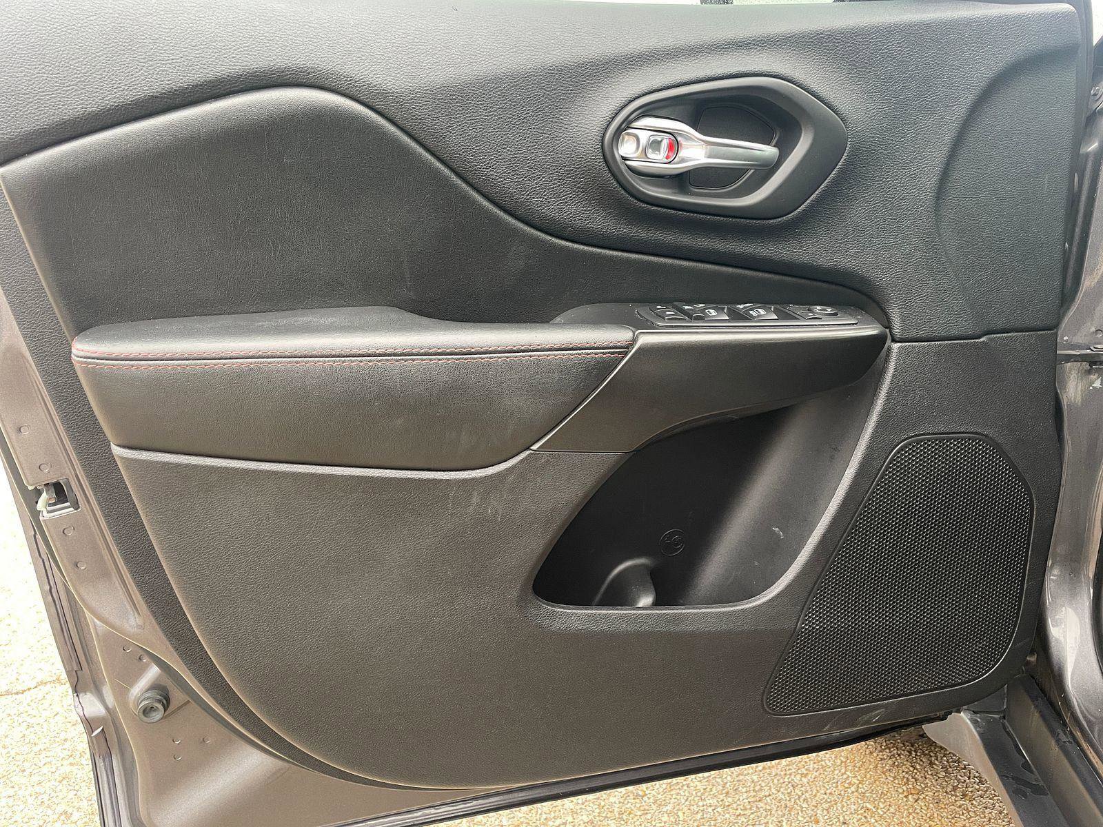 Used 2020 Jeep Cherokee Trailhawk w/ Cold Weather Group image 10