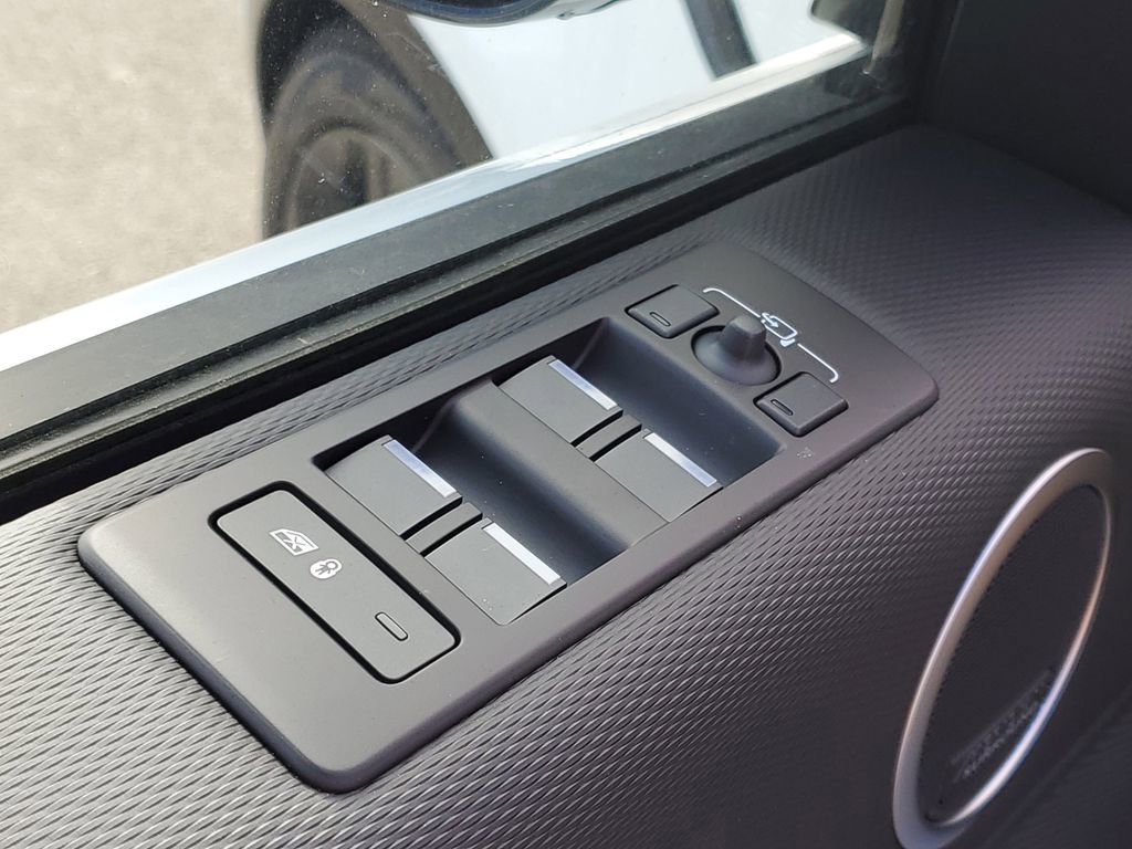 Used 2025 Land Rover Discovery Dynamic SE AWD/4WD image 9