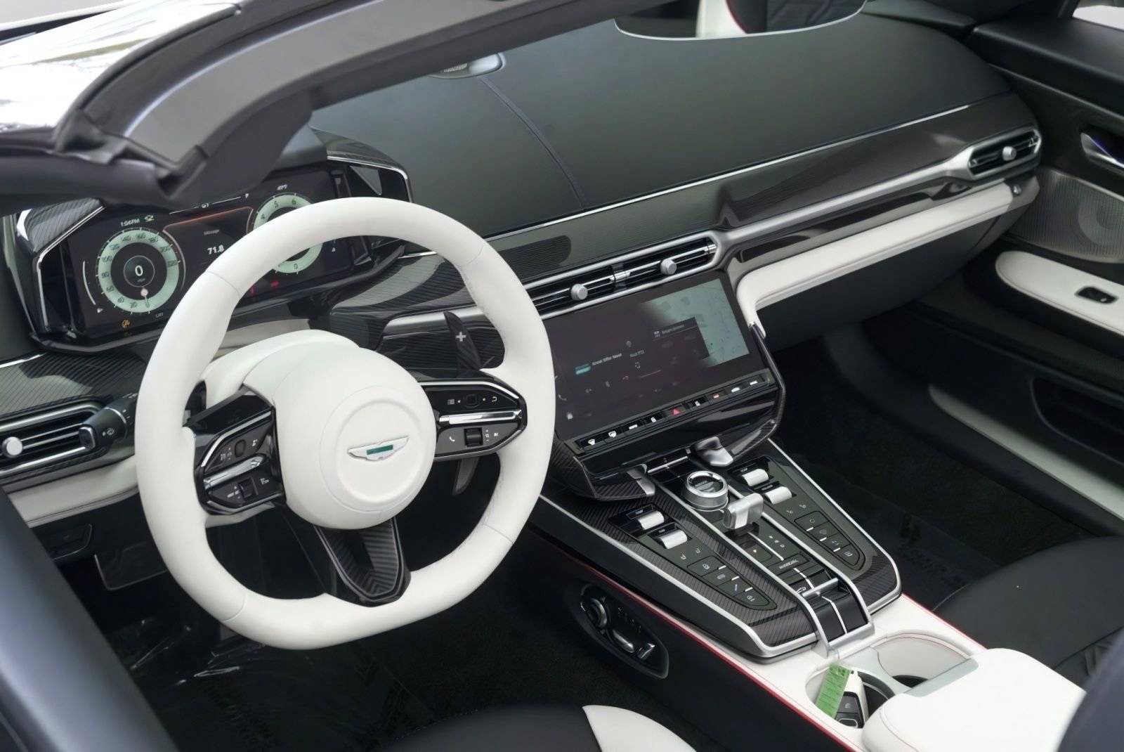 New 2026 Aston Martin Vanquish Convertible RWD image 39