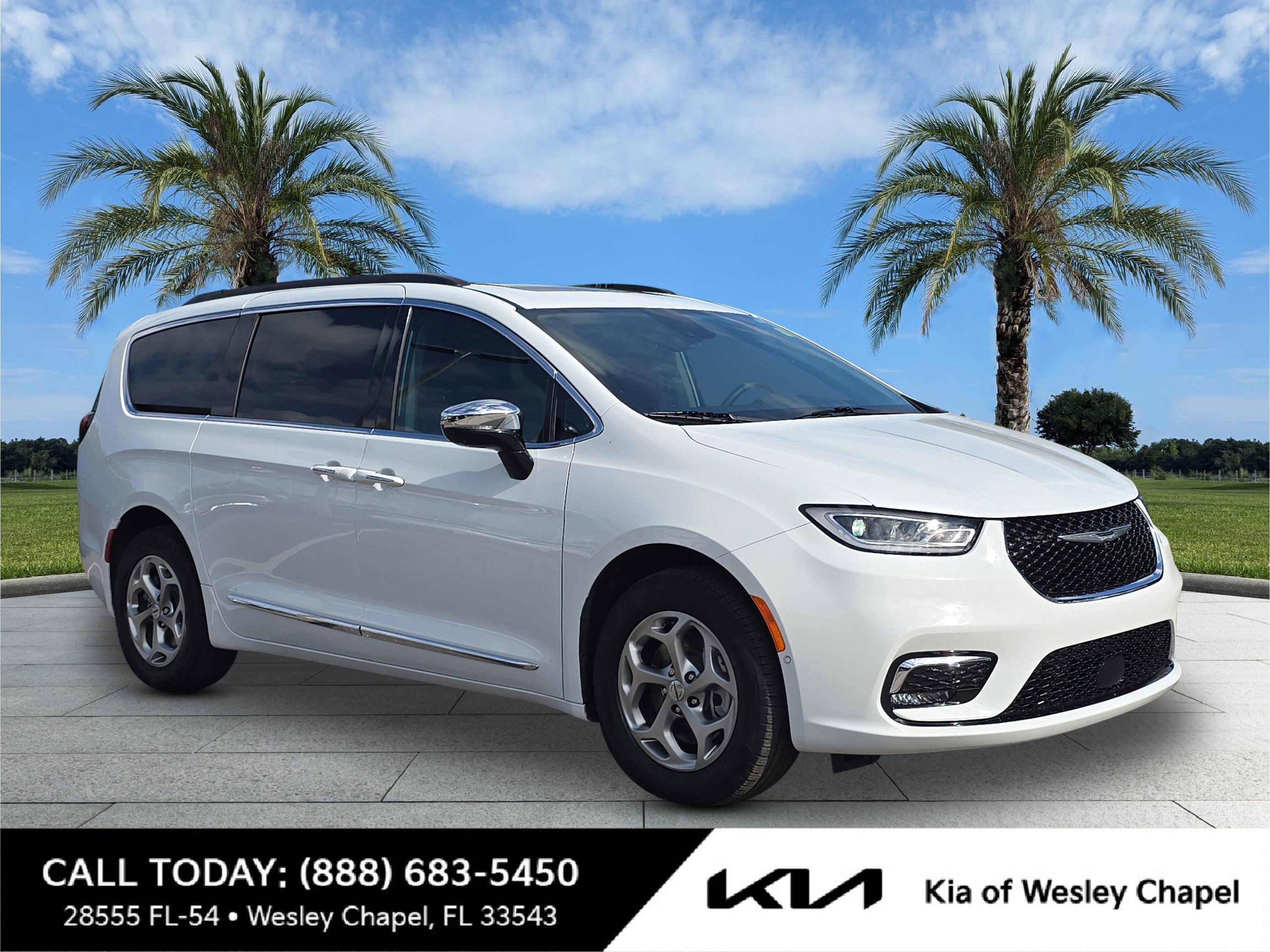 Used 2023 Chrysler Pacifica Limited w/ Uconnect Theater Family Group