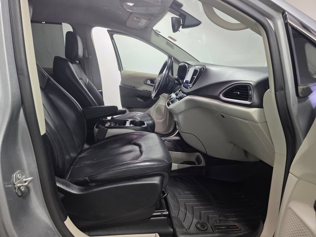 Used 2018 Chrysler Pacifica Touring-L FWD image 31