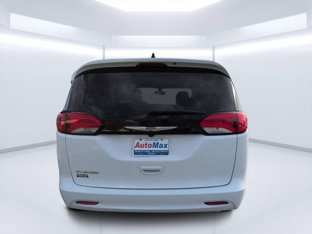 Used 2023 Chrysler Voyager LX FWD image 4