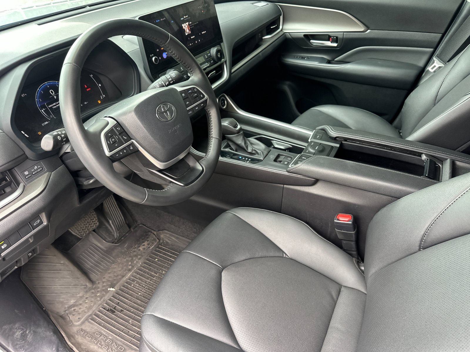 Used 2024 Toyota Grand Highlander XLE image 9