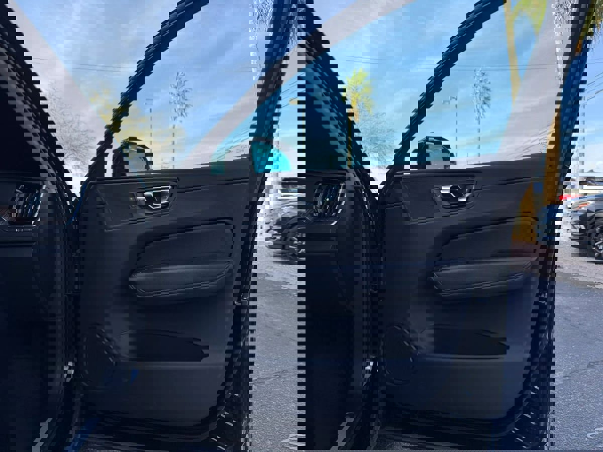 Used 2022 Volvo XC60 B5 Momentum image 33