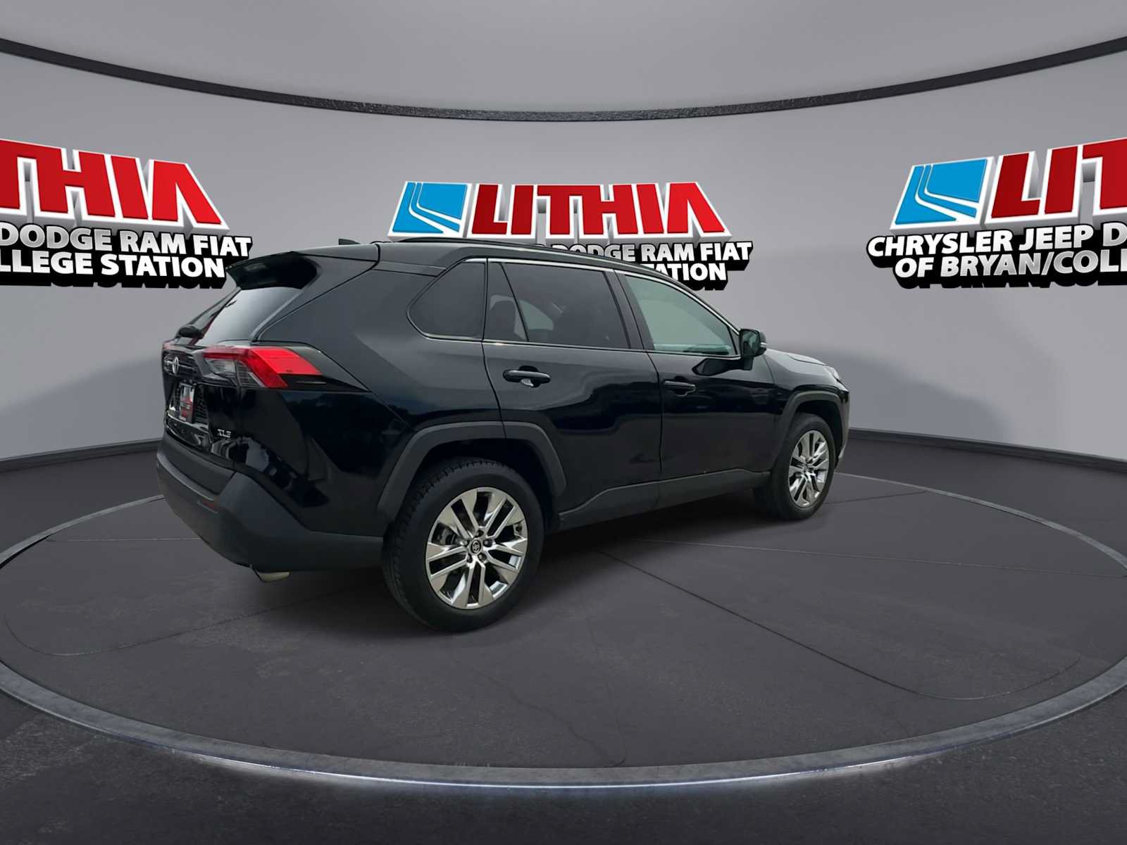Used 2020 Toyota RAV4 XLE Premium FWD image 8